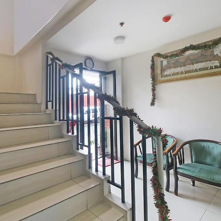Oyo 896 Silverio Suites Manila Exterior photo