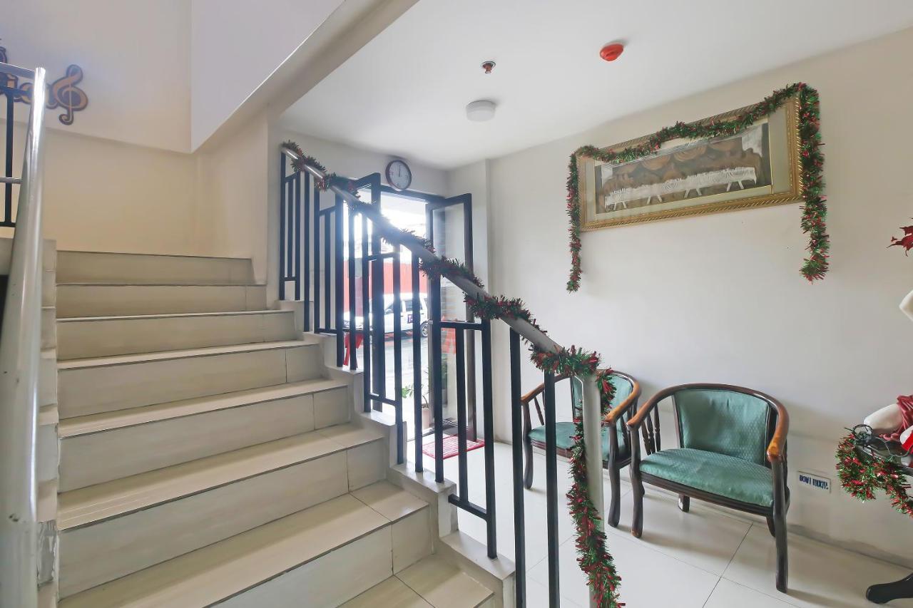 Oyo 896 Silverio Suites Manila Exterior photo