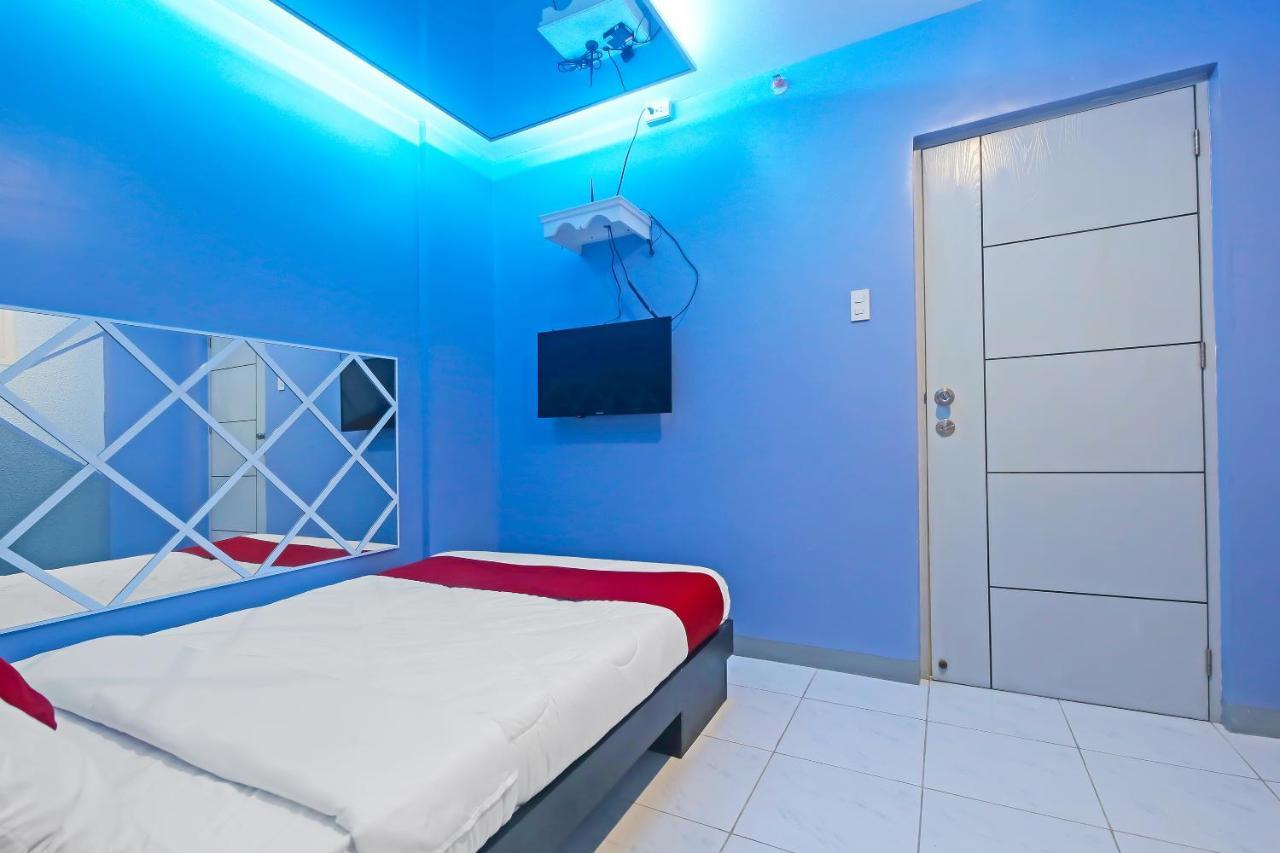 Oyo 896 Silverio Suites Manila Exterior photo